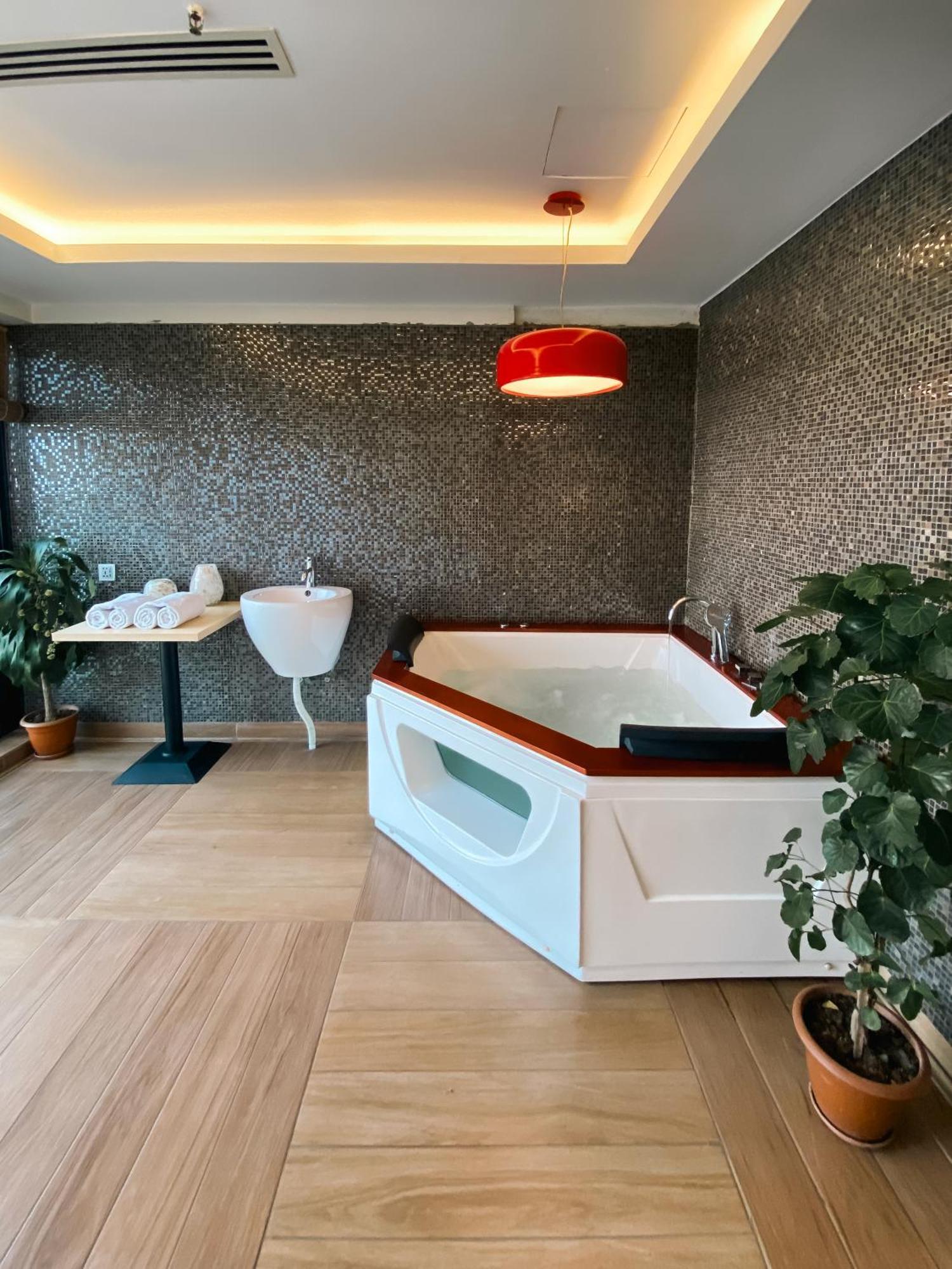 Coventina Lake Suites Дакка Экстерьер фото